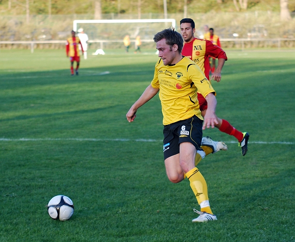 2011_0429_22.JPG - Samuel Hultqvist kommer in med bollen i straffområdet