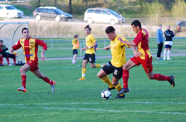 2011_0429_25.JPG - Andreas Karlsson försöker att bryta igenom försvaret