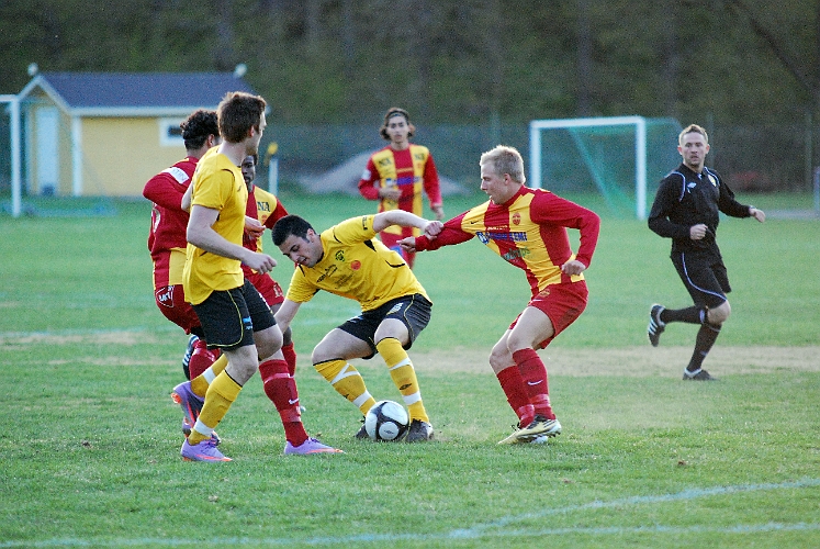 2011_0429_26.JPG - Mergim Bekaj tar hjälp för att kunna hålla balansen