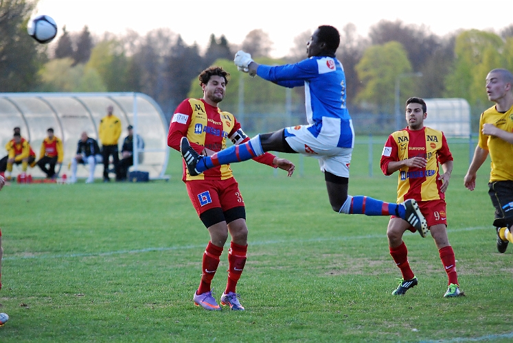 2011_0429_28.JPG - Målvakten rusar ut och boxar undan bollen