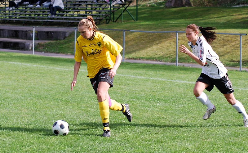 2011_0501_06.JPG - Elin Segerstedt vinner bollen i en närkamp nere vid kortlinjen . . . .