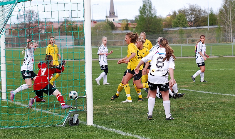 2011_0501_08.JPG - Nära att Södra ökar på sin ledning men BK30 försvaret får undan bollen