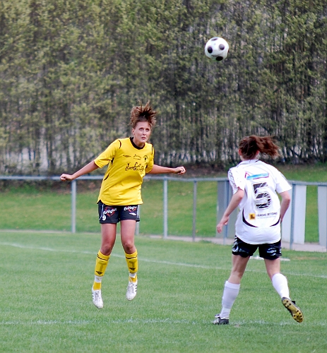 2011_0501_11.JPG - Sofia Larsson nickar undan bollen