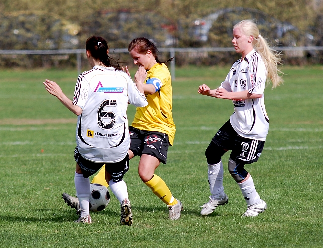2011_0501_15.JPG - Jenny Ammesmäki i kamp om bollen med BK30 försvaret