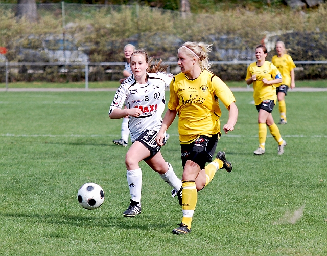 2011_0501_16.JPG - Amanda Segerstedt bryter in mot målet med bollen