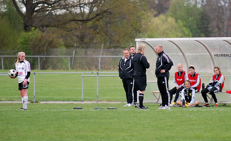 2011_0501_20.JPG - Domaren är ute och "läxar" upp Jocke Segerstedt efter lite protester mot domslut