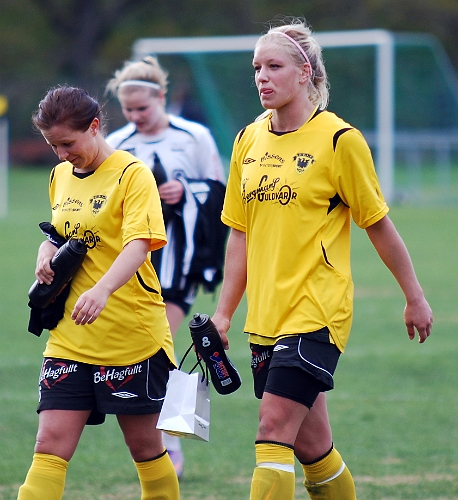 2011_0501_25.JPG - Amanda Segerstedt fick priset som Södra's bäste spelare