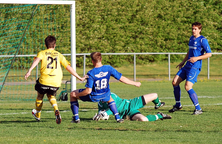2011_0513_01.JPG - Södra's första farlighet, nr.21 Anel Coralic (lån från ÖSK Ungdom) hinner inte riktigt fram innan IFK Örebro målvakten tar bollen