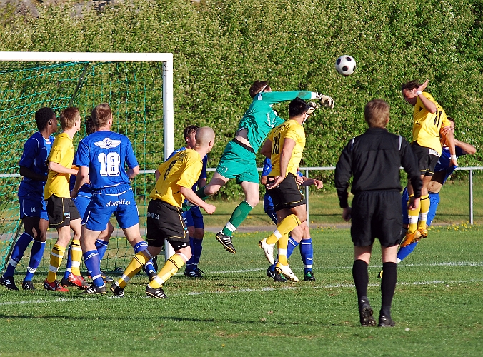 2011_0513_02.JPG - Örebro målvakten boxar iväg bollen framför Rio Babovic