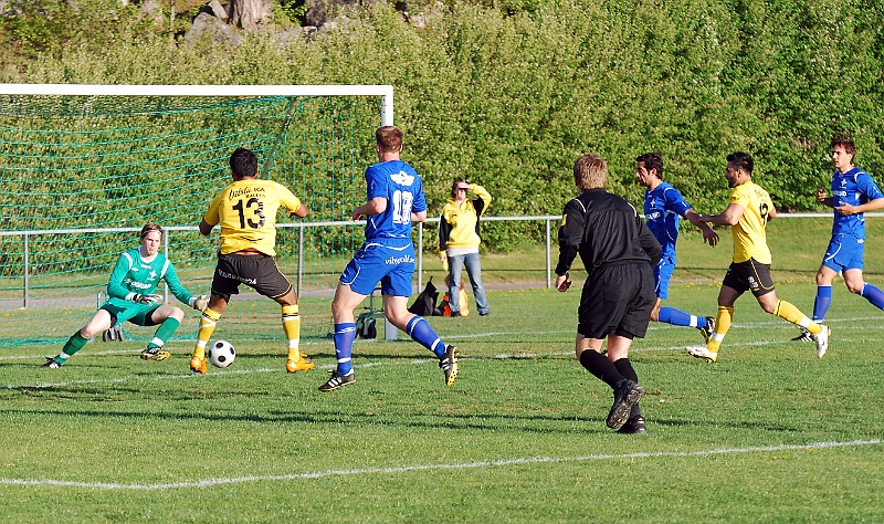 2011_0513_03.JPG - Jonas Hammarlund i bra läge men målvakten räddar