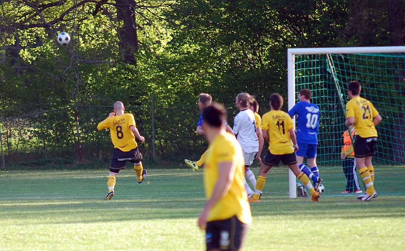 2011_0513_04.JPG - Gustav Gustavsson styr ut bollen till en ny hörna