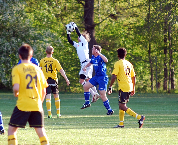 2011_0513_05.JPG - Södra's målvakt Nils Carlsson (lån ÖSK Ungdom) tar bollen i ett säkert grepp