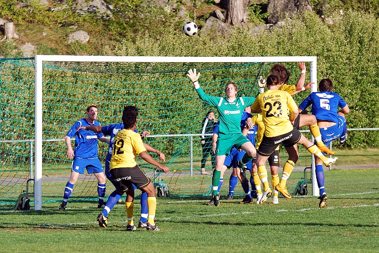 2011_0513_06.JPG - Rio Babovic nickar bollen över målet efter en hörna