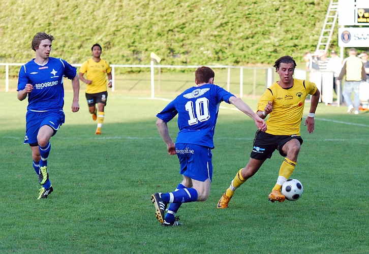 2011_0513_09.JPG - Rio Babovic fortsatte att utmana även i 2:a halvlek