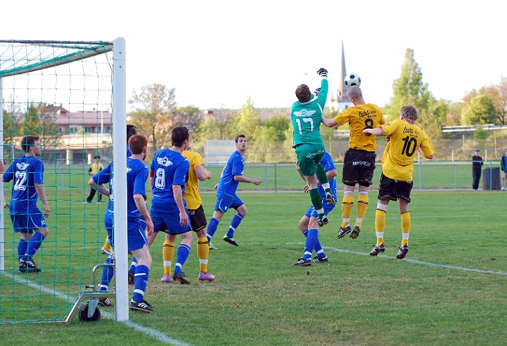 2011_0513_10.JPG - Örebro målvakten boxar undan bollen efter en hörna