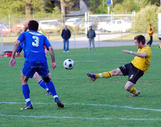 2011_0513_11.JPG - Dennis Jansson går för ett kraftfullt avslut mot mål