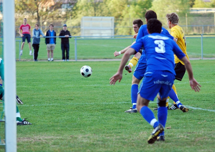 2011_0513_12.JPG - Ett nytt bra läge för Dennis Jansson men målvakten räddar