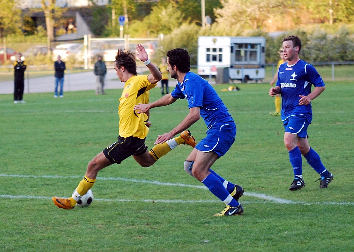 2011_0513_14.JPG - Rio Babovic får fritt skottläge och bollen . . . .