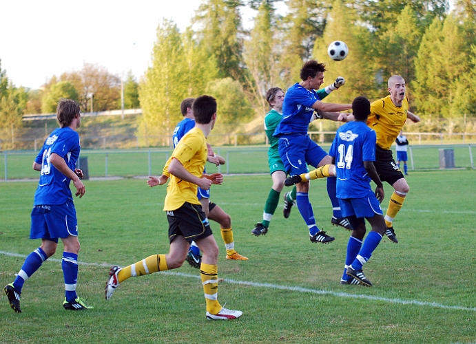 2011_0513_16.JPG - Örebro målvakten i trängt läge men lyckas få undan bollen