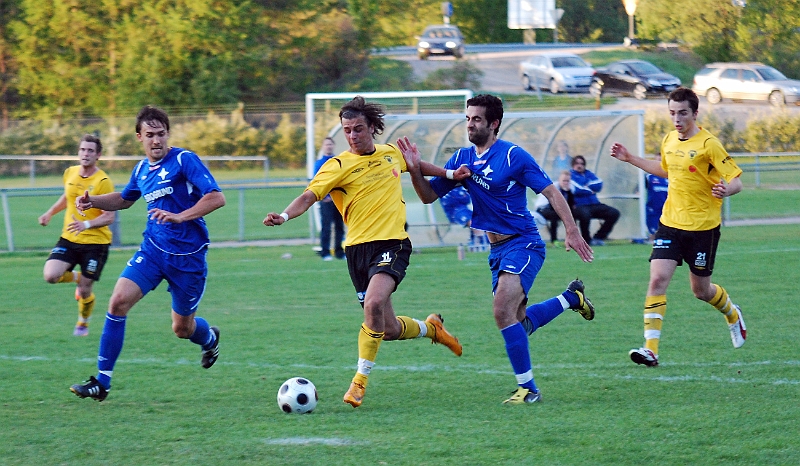 2011_0513_19.JPG - . . . . han går för ett avslut . . . .