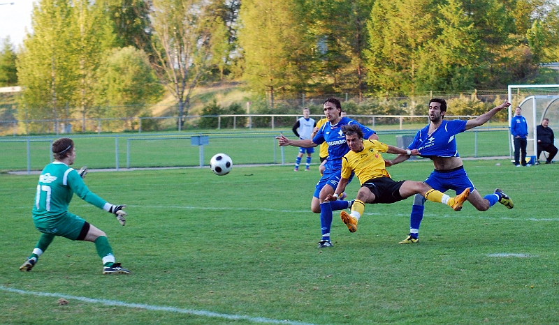 2011_0513_20.JPG - . . . . bollen får bra fart och är på väg mot mål . . . .
