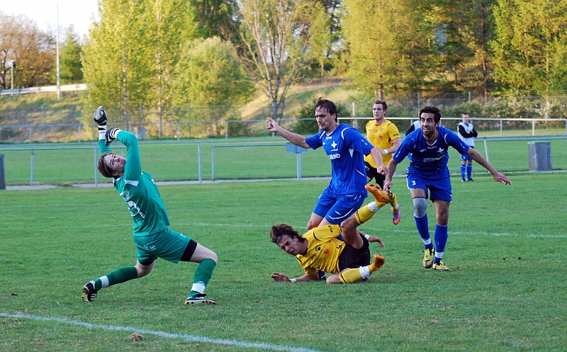 2011_0513_21.JPG - . . . . målvakten hinner inte med . . . .