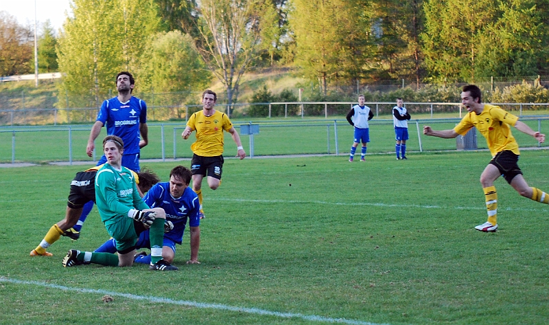 2011_0513_22.JPG - . . . . bollen har gått som en raket upp i nättaket och jublande medspelare kommer . . . .