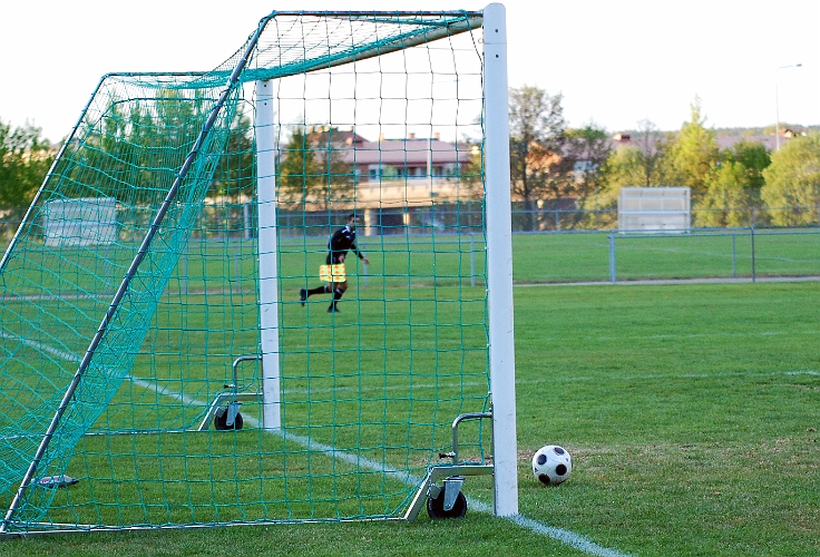 2011_0513_23.JPG - . . . . bollen på väg ut efter målet, 1-0 till Södra