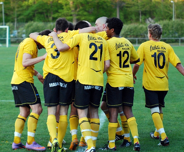 2011_0513_24.JPG - Glada Södraspelare gratulerar målskytten Rio Babovic