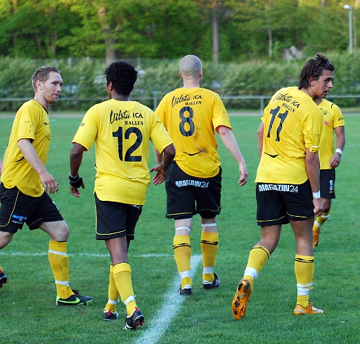 2011_0513_25.JPG - Nöjda Södraspelare efter att spelet och pressen i 2:a halvlek gett utdelning