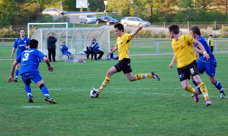 2011_0513_26.JPG - Anel Coralic skjuter ett hårt skott och bollen tar på armen på försvararen och det blir straff