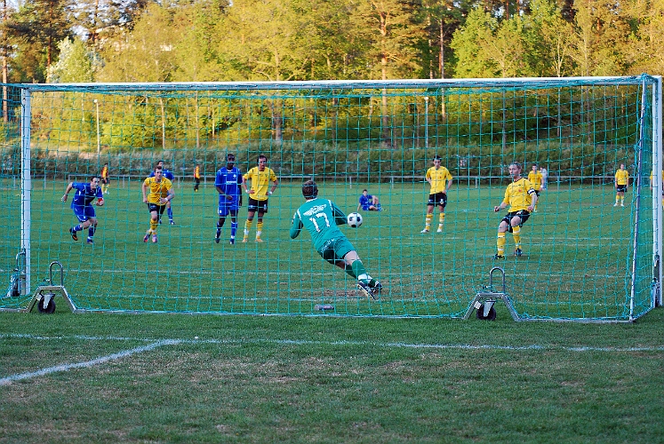 2011_0513_27.JPG - Mikael Wiker kliver fram till straffpunkten och slår straffen