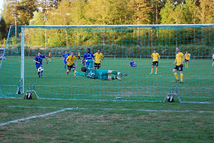 2011_0513_28.JPG - Målvakten går åt rätt håll