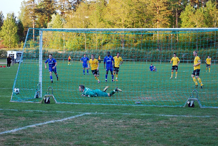 2011_0513_29.JPG - Men kan inte nå bollen, utan den sitter säkert i hörnet, 2-0 till Södra av Mikael Wiker