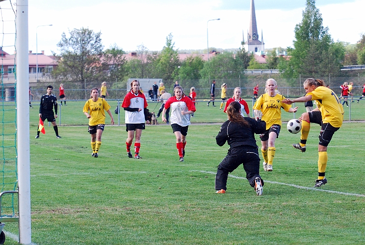 2011_0516_01.JPG - Elin Segerstedt lyfter in 1-0 till Södra efter ca. 3 min