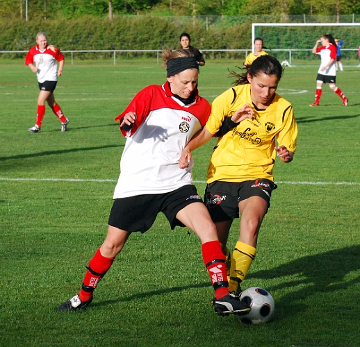 2011_0516_03.JPG - Betty Blixt i närkamp med en Skiljebo försvarare