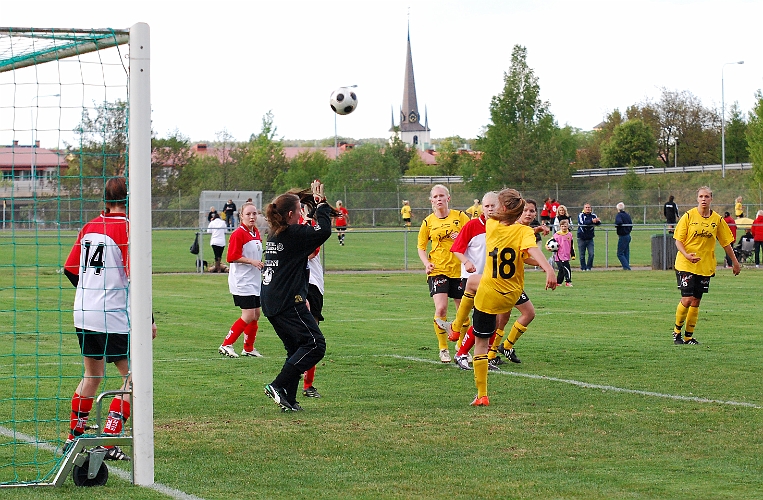 2011_0516_04.JPG - Adelisa Grabus i bra läge men lyfter bollen över målet