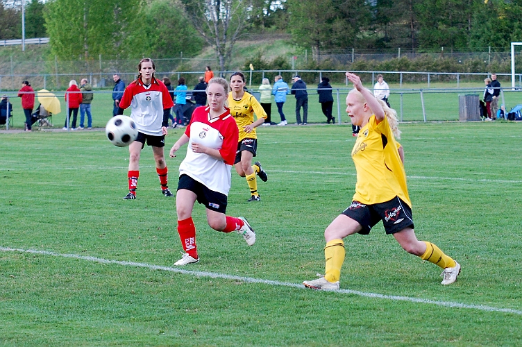 2011_0516_05.JPG - Rebecca Skog styr in ett inlägg till 2-0 för Södra