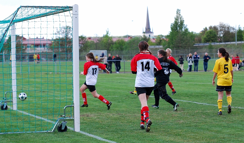 2011_0516_06.JPG - Elin Bergkvist skymd bakom Skiljebospelare utökar Södra's ledning till 3-0