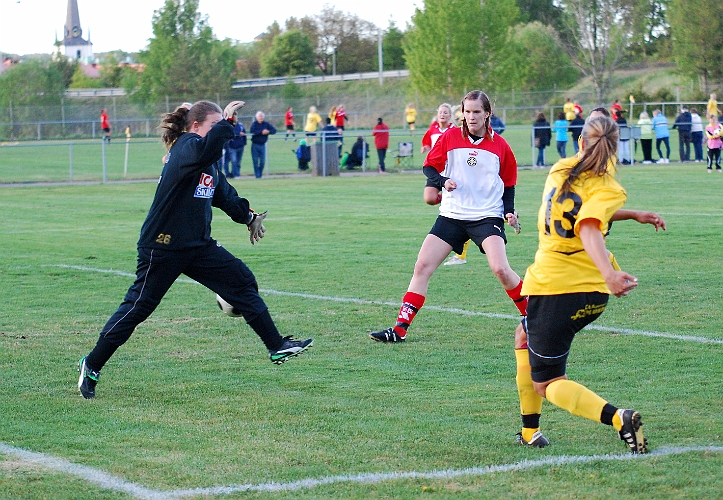 2011_0516_07.JPG - Nära att Elin Segerstedt gör mål men bollen går förbi både målvakt bortre stolpen