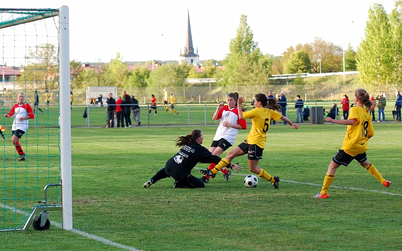 2011_0516_08.JPG - Bra chans för Betty Blixt men Skiljebo's målvakt gör en bra räddning