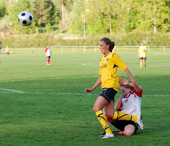 2011_0516_09.JPG - Sofia Larsson i en tuff närkamp