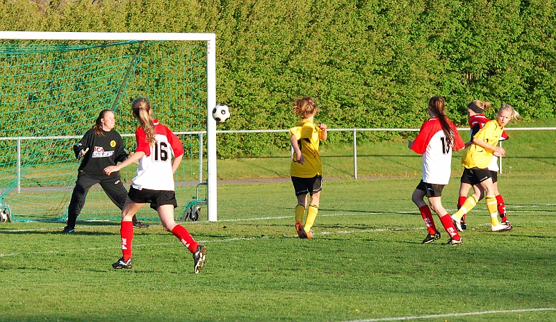 2011_0516_12.JPG - Adelisa Grabus styr in bollen i nätet till 5-0 för Södra i början av 2:a halvlek
