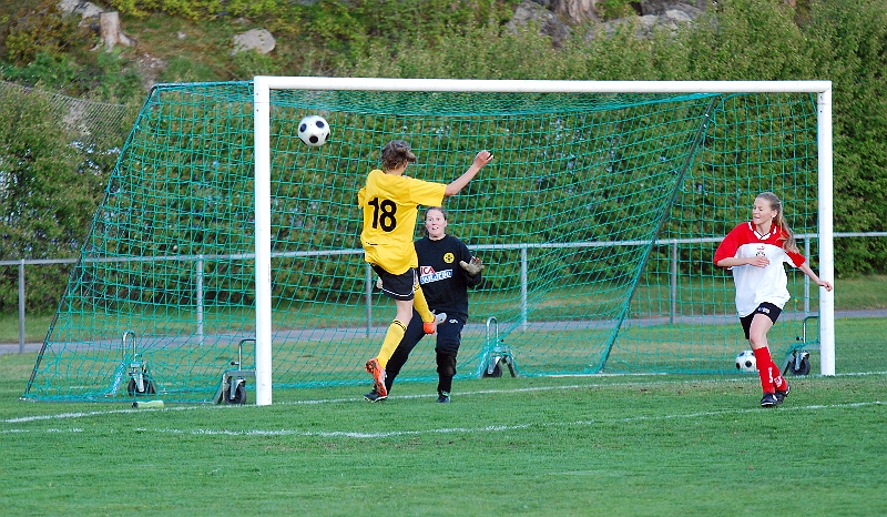 2011_0516_13.JPG - Nära att Adelisa Grabus gör mål igen, men bollen går strax utanför målet