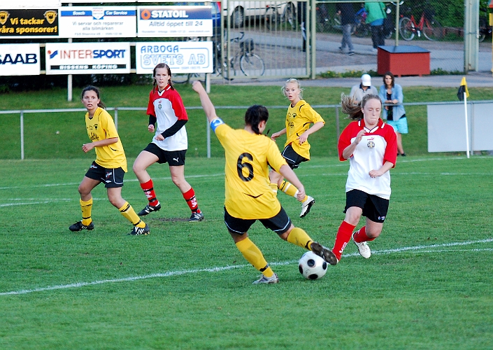 2011_0516_14.JPG - Jenny Ammesmäki går för ett avslut i höjd med straffområdeslinjen