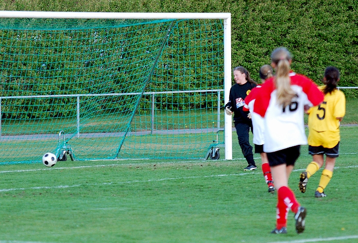 2011_0516_15.JPG - Elin Segerstedt utökar ledningen till 6-0 på ett skott utifrån