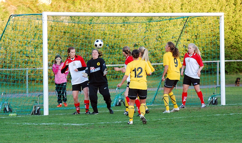 2011_0516_16.JPG - Nära igen men Sklijebo's målvakt reder ut situationen