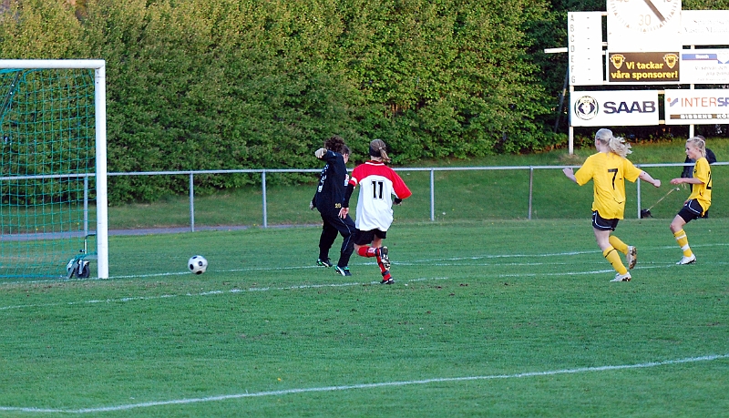 2011_0516_17.JPG - Hanna Garman rullar elegant in 7-0 till Södra