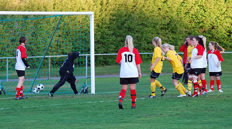2011_0516_18.JPG - Rebecca Skog gör 8-0 till Södra