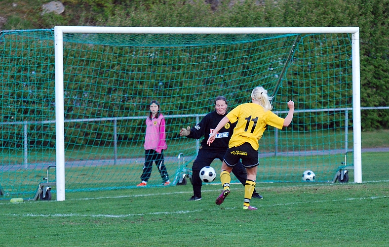 2011_0516_21.JPG - Elin Bergkvist är framme igen och gör 11-0 till Södra